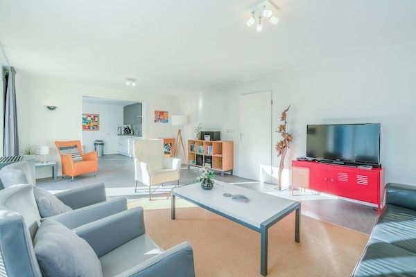 Woonkamer - Ruime villa met sauna en uitbouw in De Koog (5)