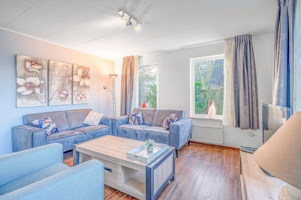 Woonkamer - Sfeervolle villa nabij zee en bos in De Koog (5)