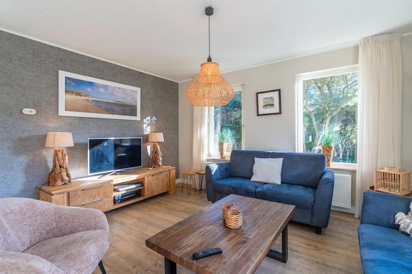 Woonkamer - Sfeervolle villa nabij zee en bos in De Koog (4)