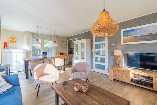 Woonkamer - Sfeervolle villa nabij zee en bos in De Koog (3)