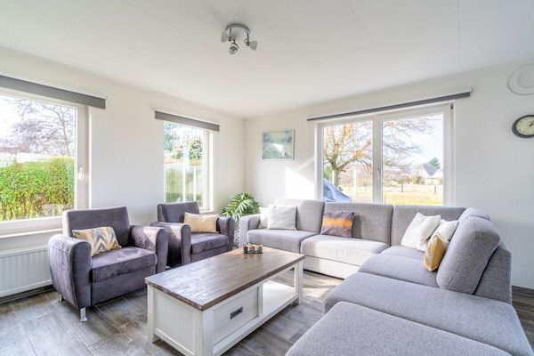 Woonkamer - Sfeervolle villa aan de waterkant met sunshower in De Koog (3)