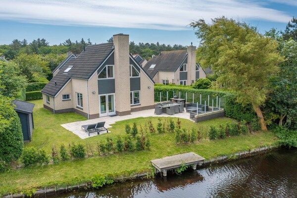 Buitenkant - Sfeervolle villa aan de waterkant met sunshower in De Koog (1)