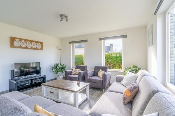 Woonkamer - Sfeervolle villa aan de waterkant met sunshower in De Koog (5)