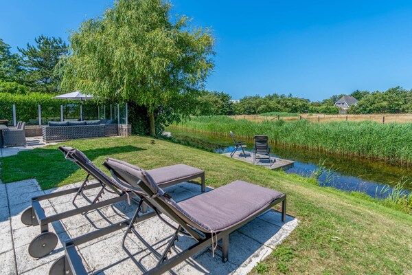 Tuin - Sfeervolle villa aan de waterkant met sunshower in De Koog (2)
