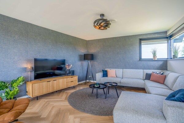 Woonkamer - Moderne, luxe en duurzame natuurvilla in De Waal (4)