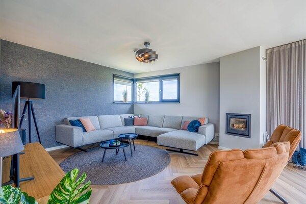 Woonkamer - Moderne, luxe en duurzame natuurvilla in De Waal (3)