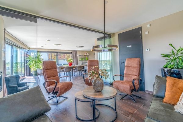 Woonkamer - Luxe natuurvilla met hottub en sauna in De Waal (4)