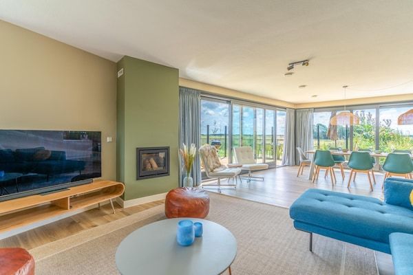 Woonkamer - Moderne, luxe duurzame natuurvilla met hottub en Texels uitzicht in De Waal (5)