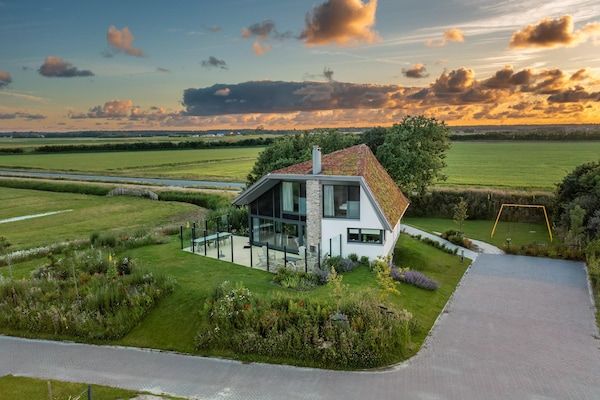 Buitenkant - Moderne, luxe duurzame natuurvilla met hottub en Texels uitzicht in De Waal (1)