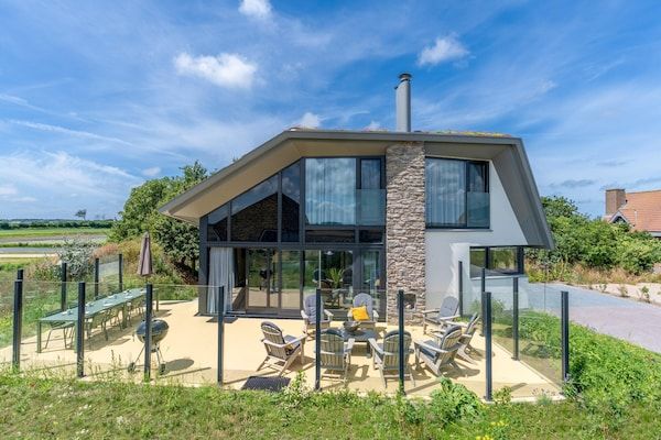 Buitenkant - Moderne, luxe duurzame natuurvilla met hottub en Texels uitzicht in De Waal (2)