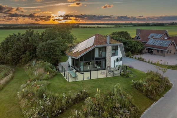 Buitenkant - Moderne, luxe duurzame natuurvilla met hottub en Texels uitzicht in De Waal (3)