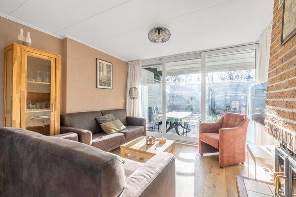 Woonkamer - Sfeervol ingerichte vrijstaande 5-persoons bungalow in De Koog (3)