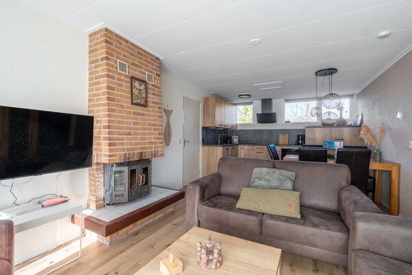 Woonkamer - Sfeervol ingerichte vrijstaande 5-persoons bungalow in De Koog (5)