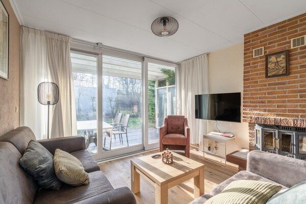 Woonkamer - Sfeervol ingerichte vrijstaande 5-persoons bungalow in De Koog (4)