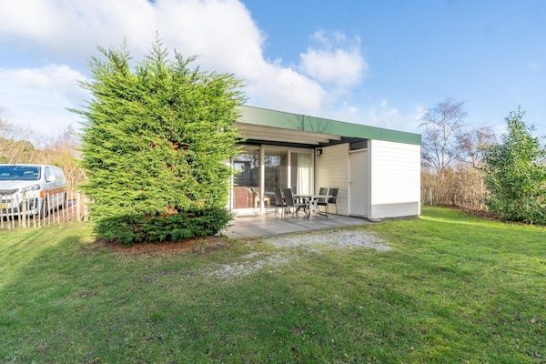 Buitenkant - Sfeervol ingerichte vrijstaande 5-persoons bungalow in De Koog (1)