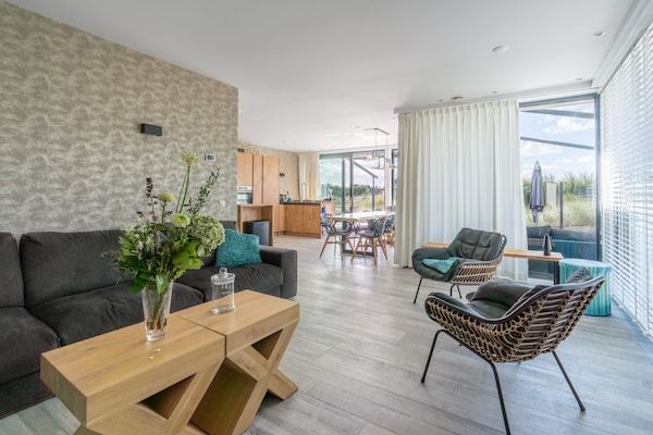 Woonkamer - Heerlijk 8- persoons landhuis tussen de duinpannetjes in Den Burg (5)