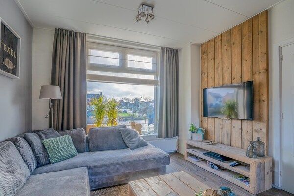 Woonkamer - Modern ingericht vakantiehuis voor 5 personen in De Koog in De Koog (3)
