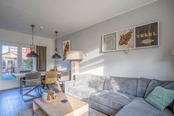 Woonkamer - Modern ingericht vakantiehuis voor 5 personen in De Koog in De Koog (4)