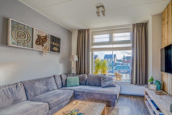 Woonkamer - Modern ingericht vakantiehuis voor 5 personen in De Koog in De Koog (5)