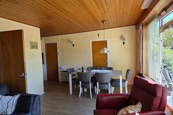 Woonkamer - Bungalow voor 6 personen met een zeer riante tuin op het zuiden. in De Koog (5)