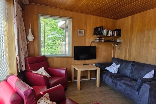 Woonkamer - Bungalow voor 6 personen met een zeer riante tuin op het zuiden. in De Koog (3)