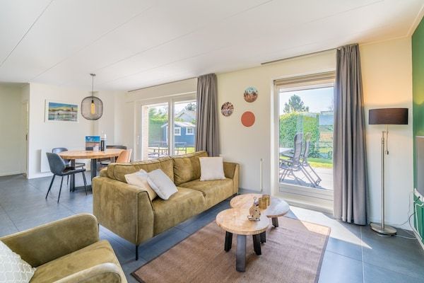 Woonkamer - Sfeervol ingerichte vrijstaande bungalow. in De Koog (5)