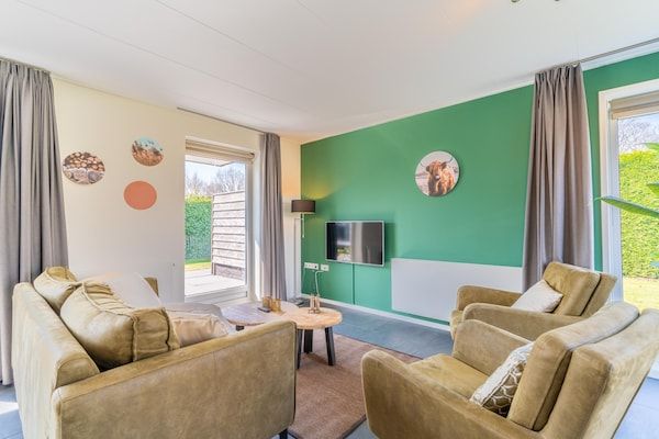 Woonkamer - Sfeervol ingerichte vrijstaande bungalow. in De Koog (3)