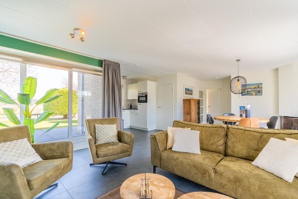 Woonkamer - Sfeervol ingerichte vrijstaande bungalow. in De Koog (4)