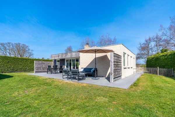 Buitenkant - Sfeervol ingerichte vrijstaande bungalow. in De Koog (1)