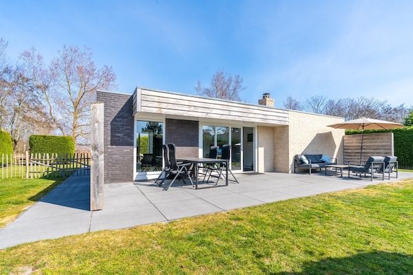 Buitenkant - Sfeervol ingerichte vrijstaande bungalow. in De Koog (2)