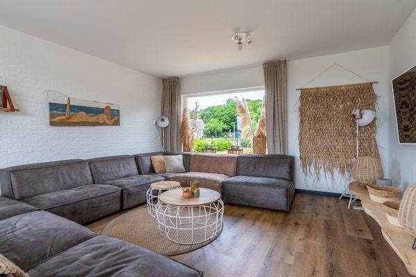 Woonkamer - Luxe 10-persoons familievilla in De Koog (5)