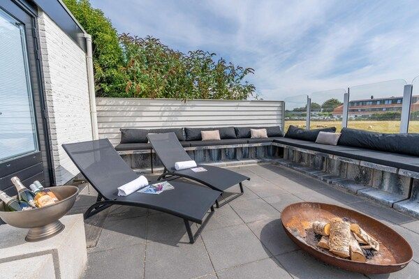 Terras - Luxe 10-persoons familievilla in De Koog (3)