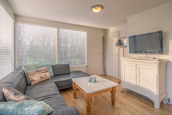 Woonkamer - Gezellige vrijstaande bungalow voor 4 personen. in De Koog (5)