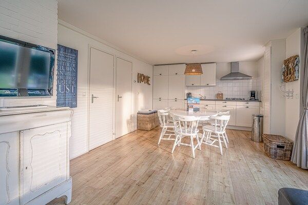 Woonkamer - Gezellige vrijstaande bungalow voor 4 personen. in De Koog (4)