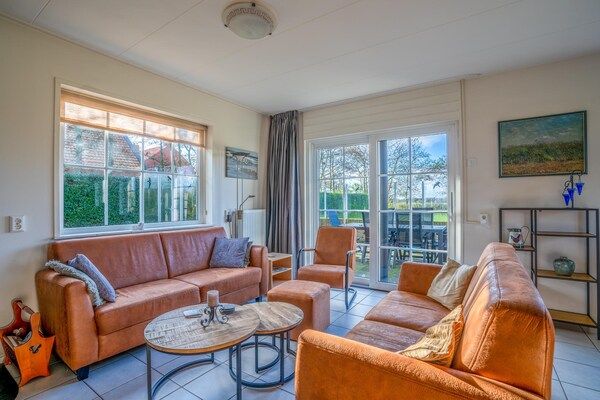 Woonkamer - Sfeervol 5 persoons vakantiehuis met weids uitzicht in De Koog (4)
