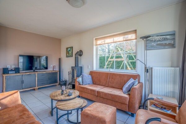 Woonkamer - Sfeervol 5 persoons vakantiehuis met weids uitzicht in De Koog (5)