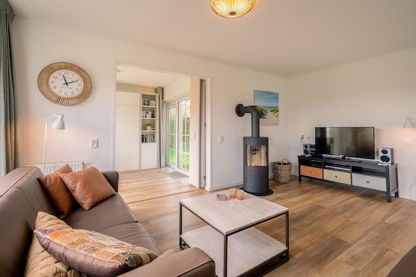 Woonkamer - Sfeervol ingericht vakantiehuis in De Koog (5)