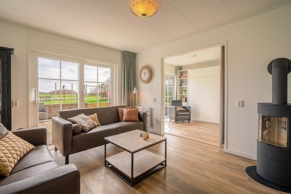 Woonkamer - Sfeervol ingericht vakantiehuis in De Koog (4)