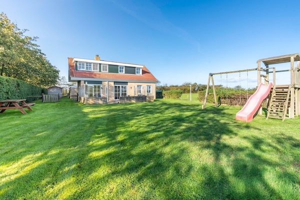Buitenkant - Sfeervol ingericht vakantiehuis in De Koog (1)