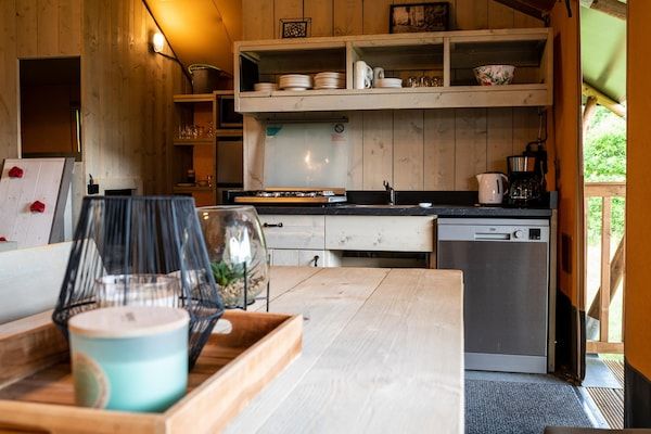 Keuken - Luxe Familietent met Speelruimte in Balkbrug (3)