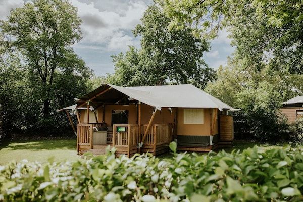 Buitenkant - Luxe Familietent met Speelruimte in Balkbrug (1)