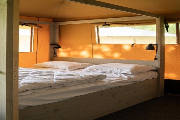 Slaapkamer - Luxe Familietent met Speelruimte in Balkbrug (4)