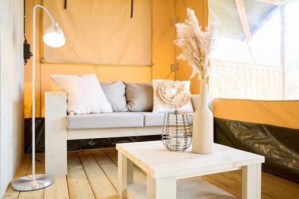 Woonkamer - Luxe Safaritent voor 6 personen met veranda. in Balkbrug (2)