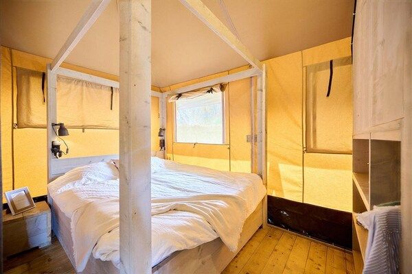 Slaapkamer - Luxe Safaritent voor 6 personen met veranda. in Balkbrug (5)