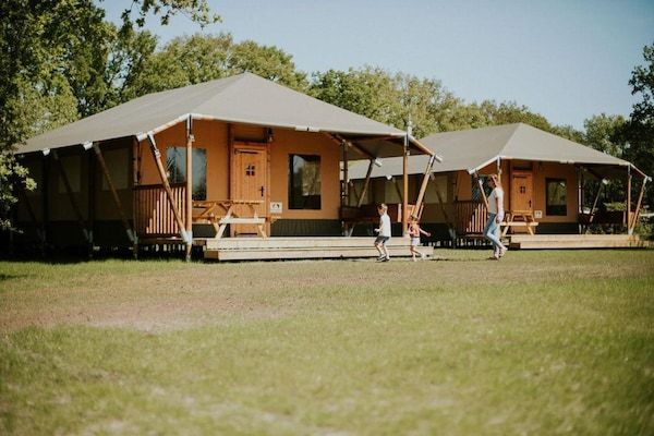 Buitenkant - Luxe Safaritent voor 6 personen met veranda. in Balkbrug (1)