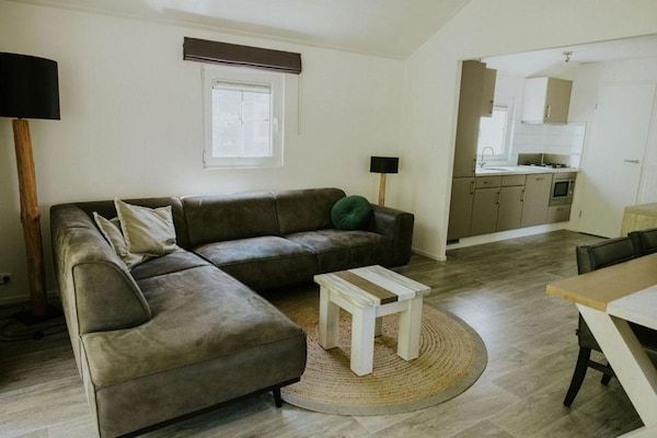 Woonkamer - Comfortabele boshut met open ruimte. in Balkbrug (2)