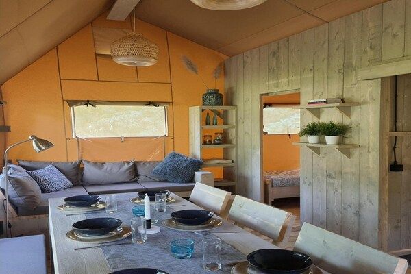 Eetkamer - Luxe familielodge met slaaphoekje buiten in Balkbrug (2)