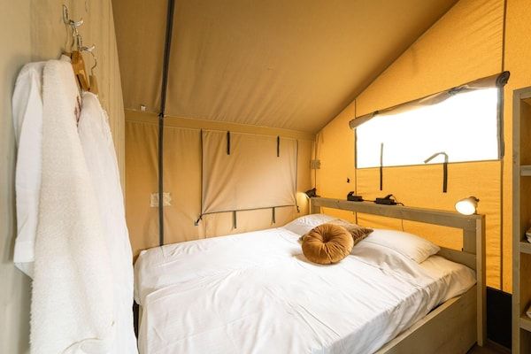 Slaapkamer - Luxe familielodge met slaaphoekje buiten in Balkbrug (4)