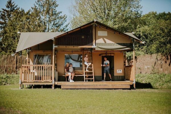 Buitenkant - Luxe familielodge met slaaphoekje buiten in Balkbrug (1)