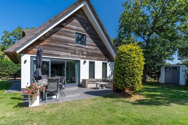 Buitenkant - Luxe 8-persoons vakantievilla met biodiesel hottub in De Koog (1)